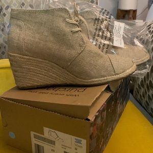 TOMS canvas wedge. 6 1/2.